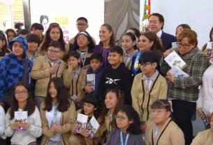 La Presidenta Claudia Sheinbaum con alumnos de la Secundaria número 10, especializada en Artes Gráficas, ubicada en la alcaldía Cuauhtémoc de la Ciudad de México.