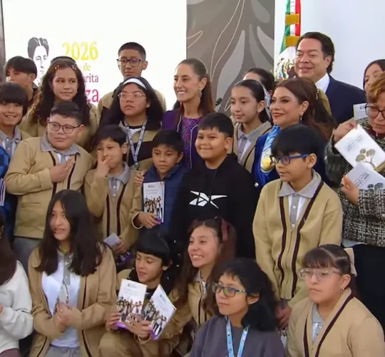 La Presidenta Claudia Sheinbaum con alumnos de la Secundaria número 10, especializada en Artes Gráficas, ubicada en la alcaldía Cuauhtémoc de la Ciudad de México.