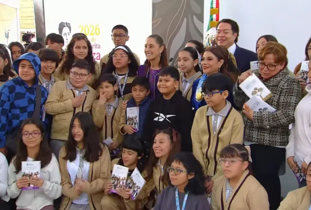 La Presidenta Claudia Sheinbaum con alumnos de la Secundaria número 10, especializada en Artes Gráficas, ubicada en la alcaldía Cuauhtémoc de la Ciudad de México.