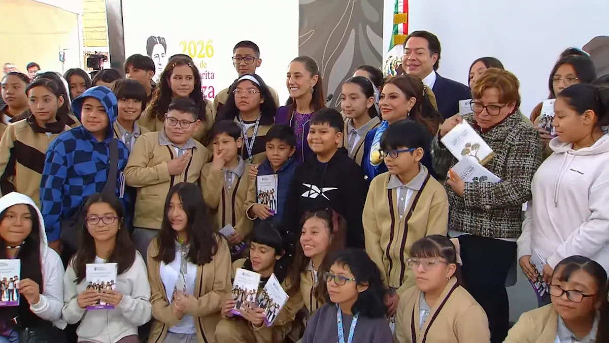 La Presidenta Claudia Sheinbaum con alumnos de la Secundaria número 10, especializada en Artes Gráficas, ubicada en la alcaldía Cuauhtémoc de la Ciudad de México.
