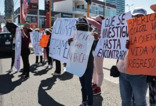 Familiares de América Pamela bloquearon en ambos sentidos la caseta de la autopista Puebla-Atlixco.