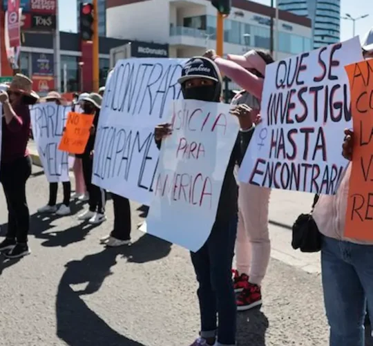 Familiares de América Pamela bloquearon en ambos sentidos la caseta de la autopista Puebla-Atlixco.