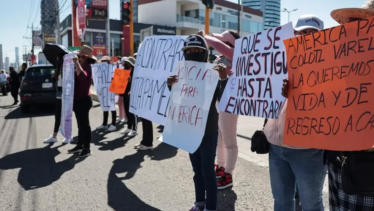 Familiares de América Pamela bloquearon en ambos sentidos la caseta de la autopista Puebla-Atlixco.