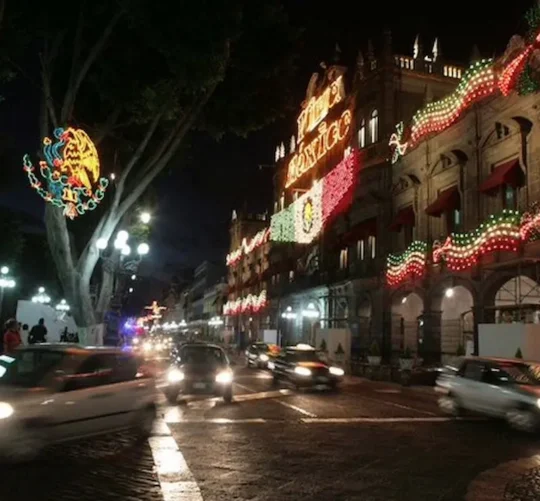 Las luces, principalmente en tonos verde, blanco y rojo, fueron colocadas en diferentes puntos del primer cuadro de la ciudad y vialidades principales