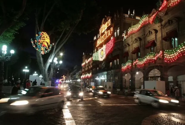 Las luces, principalmente en tonos verde, blanco y rojo, fueron colocadas en diferentes puntos del primer cuadro de la ciudad y vialidades principales