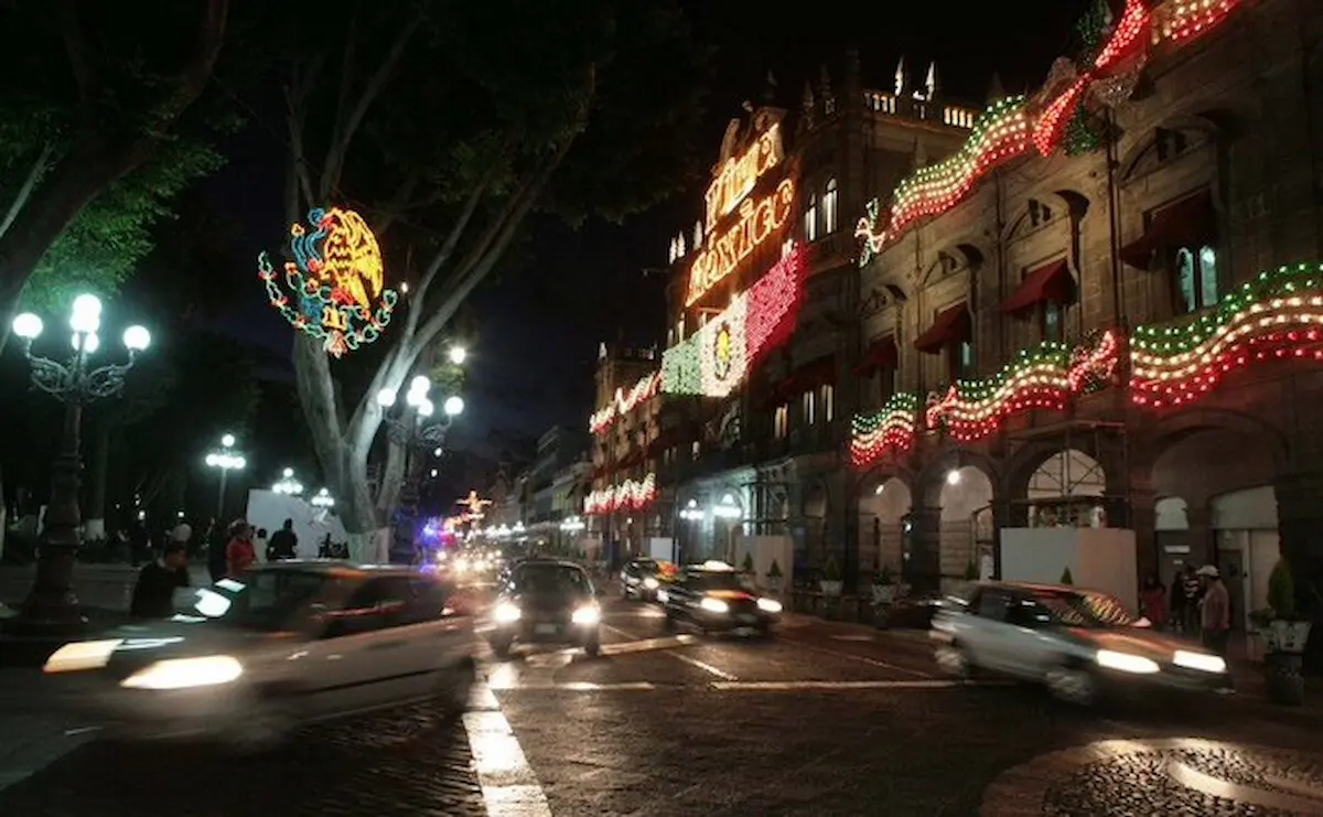 Las luces, principalmente en tonos verde, blanco y rojo, fueron colocadas en diferentes puntos del primer cuadro de la ciudad y vialidades principales