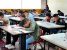 Jóvenes realizando examen presencial