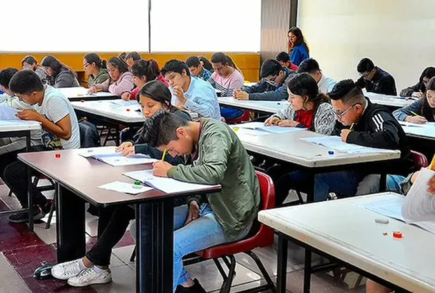 Jóvenes realizando examen presencial