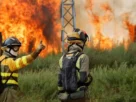 La lluvia aliviaban las condiciones para cientos de bomberos