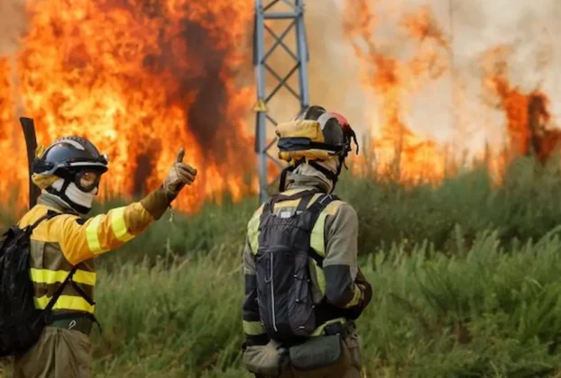 La lluvia aliviaban las condiciones para cientos de bomberos