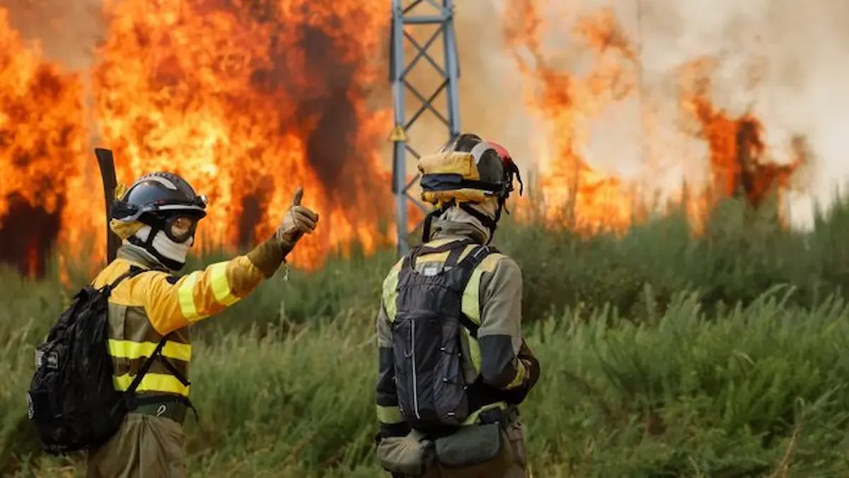 La lluvia aliviaban las condiciones para cientos de bomberos