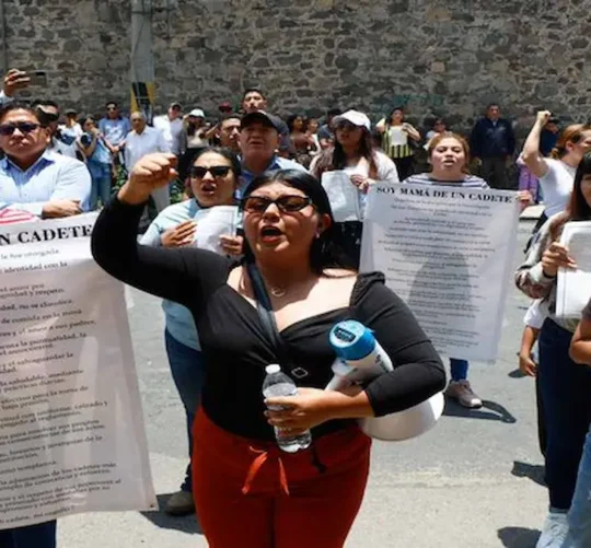Estudiantes y padres de familia se manifestaron para exigir a la Secretaría de Educación Pública (SEP) que no cierre la Academia Militarizada Ignacio Zaragoza