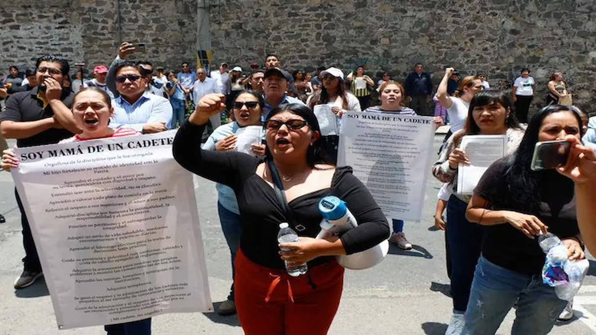 Estudiantes y padres de familia se manifestaron para exigir a la Secretaría de Educación Pública (SEP) que no cierre la Academia Militarizada Ignacio Zaragoza