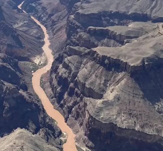 Vista aérea de la inundación en el Gran Cañon
