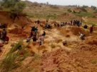 Labores de rescate en mina ilegal de oro en la localidad de Zamboyé, en República Centroafricana.