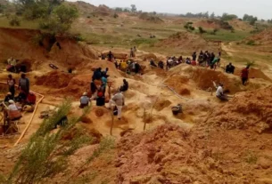 Labores de rescate en mina ilegal de oro en la localidad de Zamboyé, en República Centroafricana.