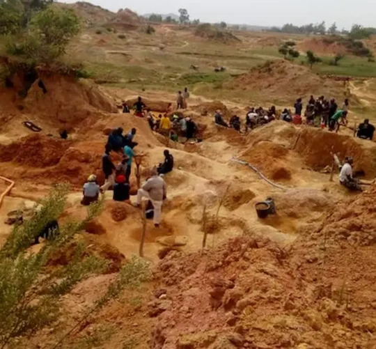 Labores de rescate en mina ilegal de oro en la localidad de Zamboyé, en República Centroafricana.