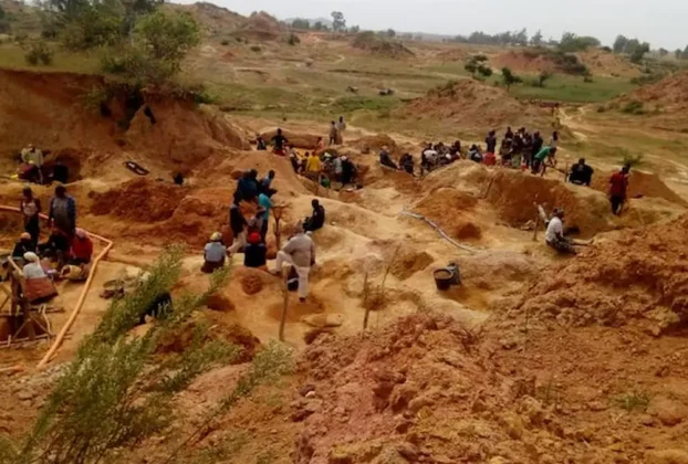 Labores de rescate en mina ilegal de oro en la localidad de Zamboyé, en República Centroafricana.