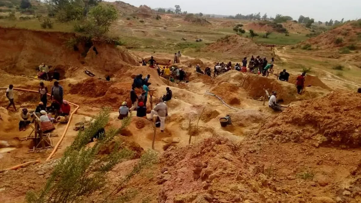 Labores de rescate en mina ilegal de oro en la localidad de Zamboyé, en República Centroafricana.