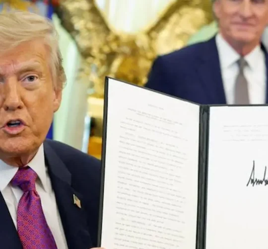 El presidente de Estados Unidos, Donald Trump, firmó una orden ejecutiva para cambiar el nombre de lago Ontario a lago América.