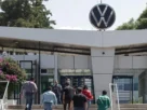 Trabajadores de Volkswagen entrando a la planta