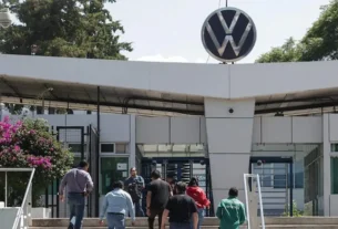 Trabajadores de Volkswagen entrando a la planta