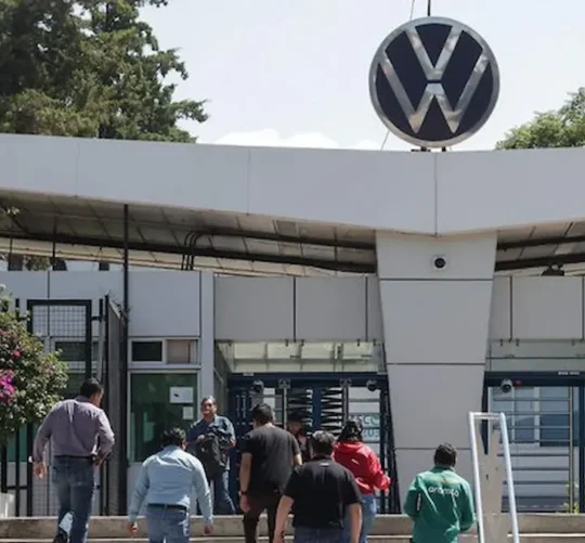 Trabajadores de Volkswagen entrando a la planta