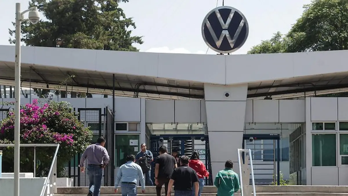 Trabajadores de Volkswagen entrando a la planta