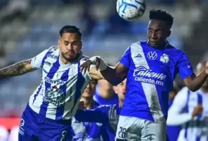 Jugadores del Pachuca y Puebla disputan el balón