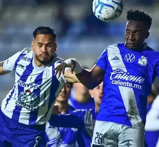 Jugadores del Pachuca y Puebla disputan el balón