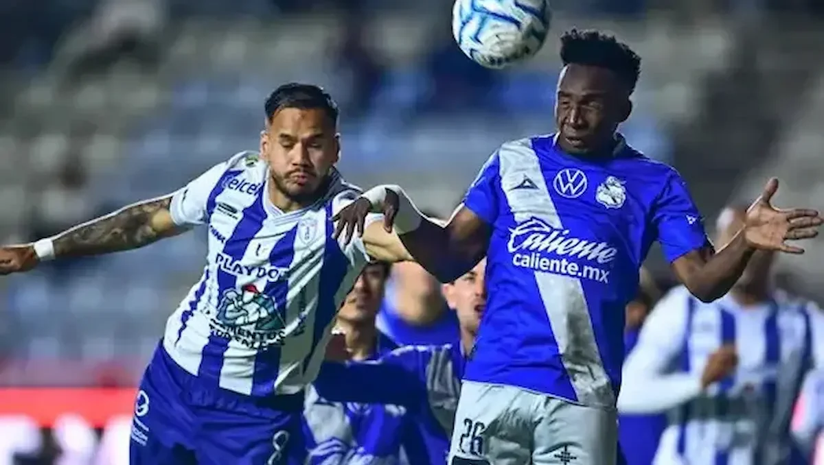 Jugadores del Pachuca y Puebla disputan el balón