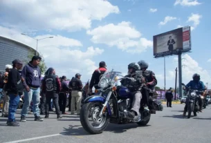 Grupo de motociclistas se manifiestan contra la Ley Casco