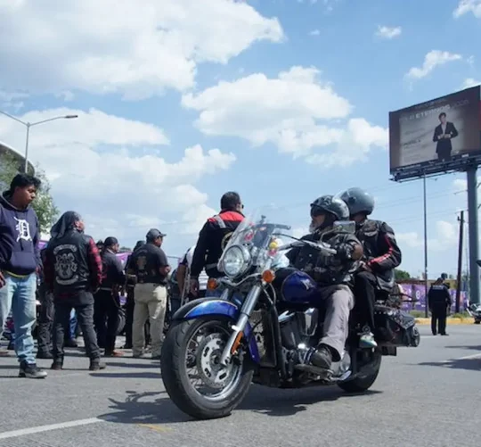 Grupo de motociclistas se manifiestan contra la Ley Casco