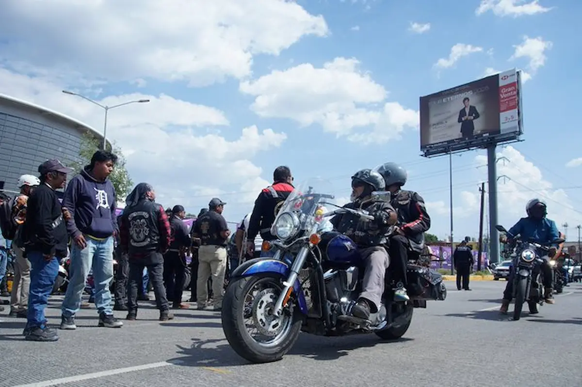 Grupo de motociclistas se manifiestan contra la Ley Casco