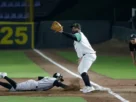 Jugadores de los Pericos de Puebla y los Olmecas de Tabasco