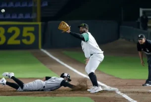 Jugadores de los Pericos de Puebla y los Olmecas de Tabasco