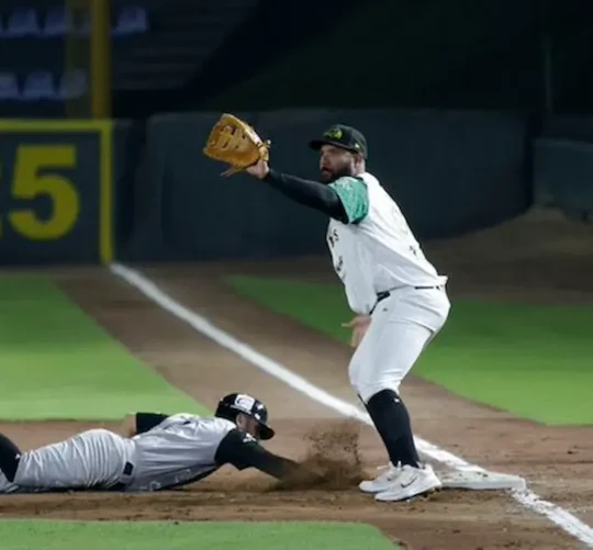 Jugadores de los Pericos de Puebla y los Olmecas de Tabasco