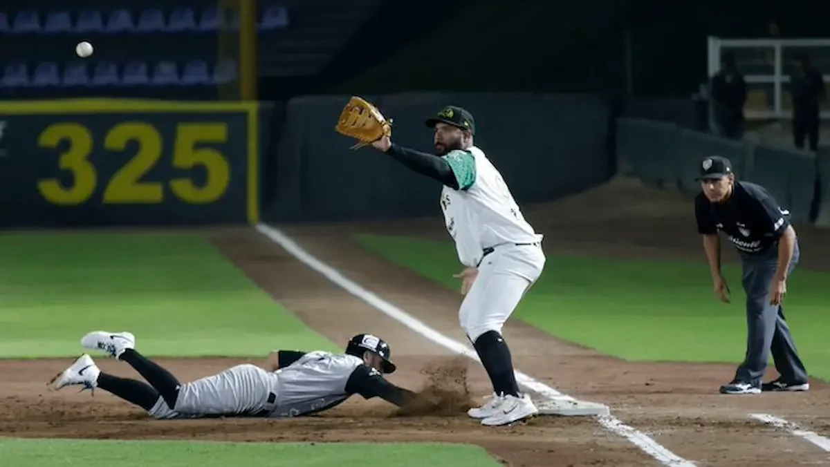 Jugadores de los Pericos de Puebla y los Olmecas de Tabasco