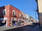 Una cuadrilla de trabajadores comenzó las labores de rehabilitación de fachadas en los inmuebles ubicados en la calle 8 Oriente