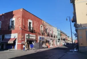 Una cuadrilla de trabajadores comenzó las labores de rehabilitación de fachadas en los inmuebles ubicados en la calle 8 Oriente