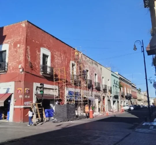 Una cuadrilla de trabajadores comenzó las labores de rehabilitación de fachadas en los inmuebles ubicados en la calle 8 Oriente