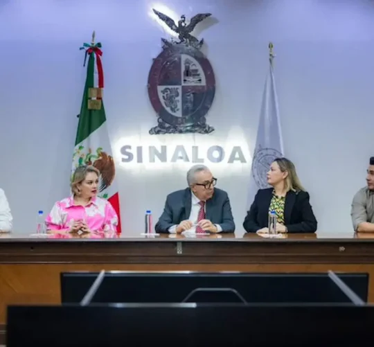 Rubén Rocha Moya junto parte de su gabinete