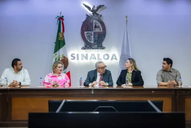 Rubén Rocha Moya junto parte de su gabinete