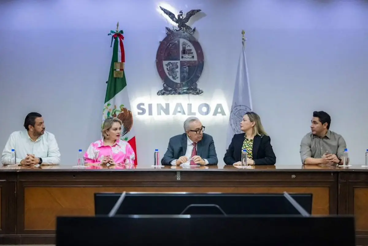 Rubén Rocha Moya junto parte de su gabinete