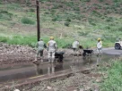 Las fuerzas desplegadas también realizan labores de desagüe mediante motobombas de alta capacidad, así como limpieza de viviendas, escuelas y espacios públicos afectados por las inundaciones.