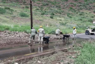 Las fuerzas desplegadas también realizan labores de desagüe mediante motobombas de alta capacidad, así como limpieza de viviendas, escuelas y espacios públicos afectados por las inundaciones.