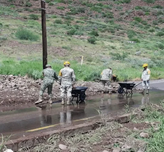 Las fuerzas desplegadas también realizan labores de desagüe mediante motobombas de alta capacidad, así como limpieza de viviendas, escuelas y espacios públicos afectados por las inundaciones.