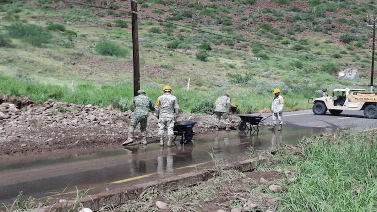 Las fuerzas desplegadas también realizan labores de desagüe mediante motobombas de alta capacidad, así como limpieza de viviendas, escuelas y espacios públicos afectados por las inundaciones.