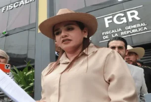 Grecia Quiroz fuera de las instalaciones de la Fiscalía Especializada en Materia de Delincuencia Organizada (Femdo), en la Ciudad de México