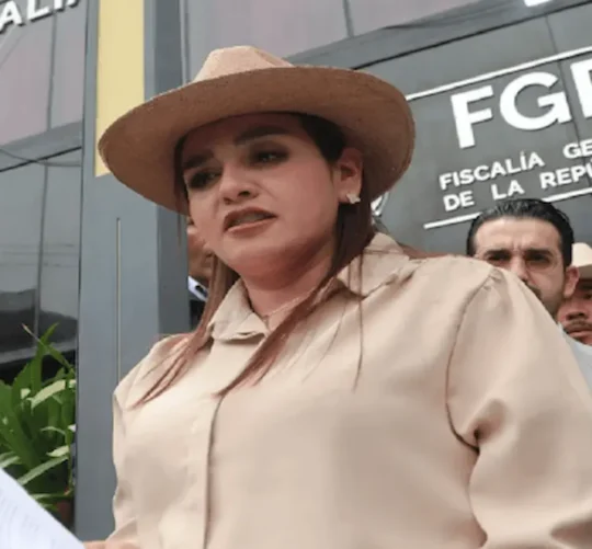 Grecia Quiroz fuera de las instalaciones de la Fiscalía Especializada en Materia de Delincuencia Organizada (Femdo), en la Ciudad de México